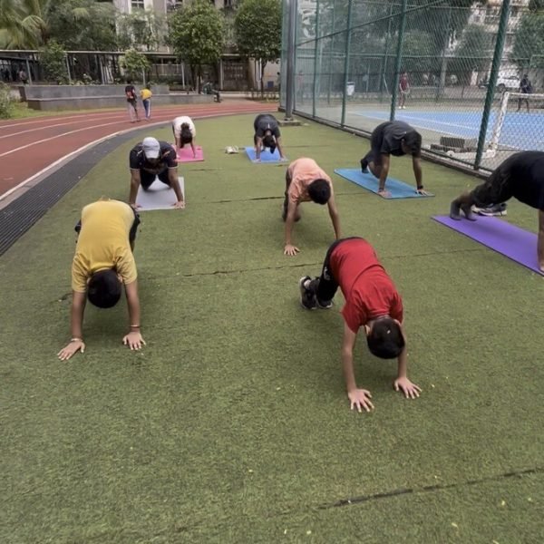 A full batch doing plank core training together at VHR Sports